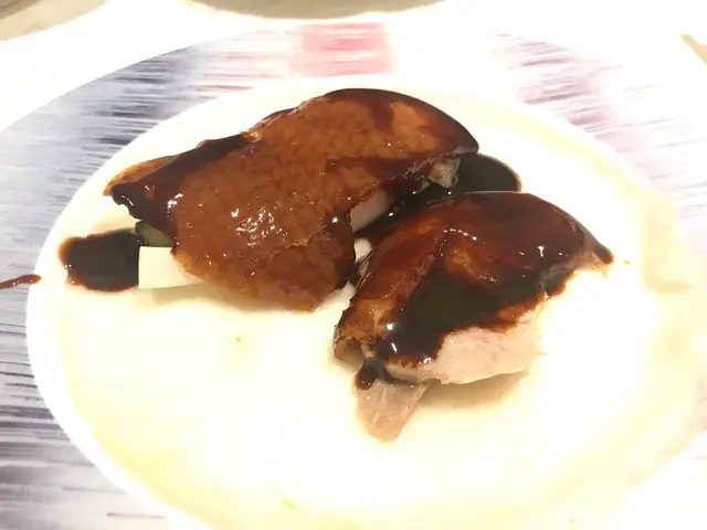 食的時候用薄餅皮加青瓜、京蔥和甜醬一起食真的很滋味