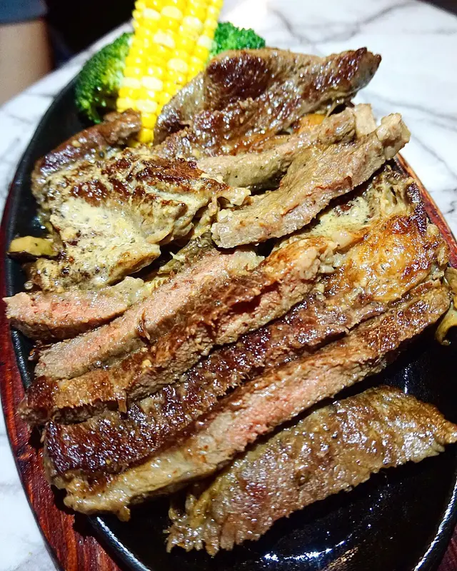 頂級巨型牛肩肉眼扒餐