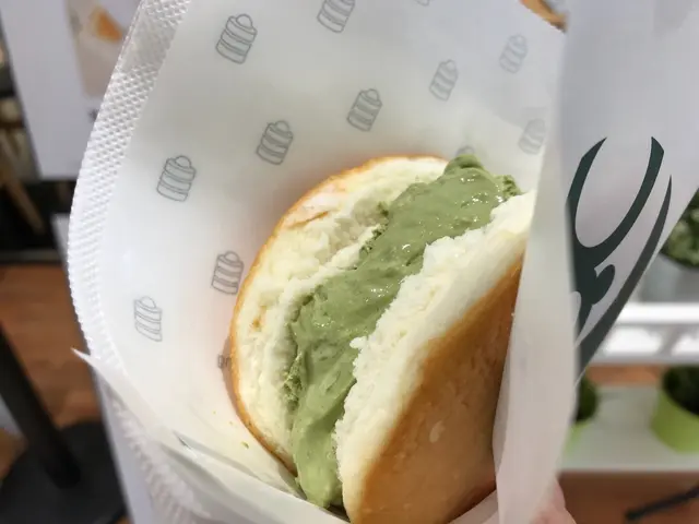 有綠茶味，班戟夠軟，好像咬雲般。感覺很棒