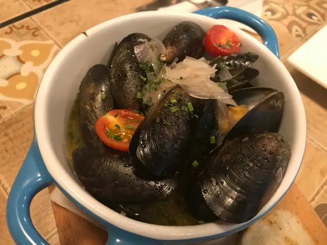 白酒煮藍青口配多士