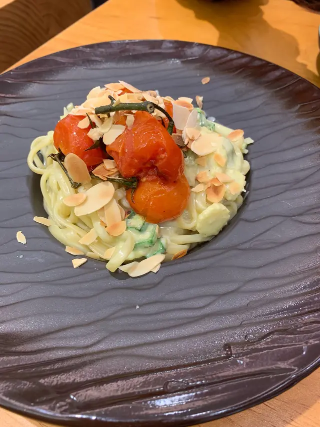 牛油果扁意粉。配蕃茄