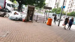 見到呢個路牌，呢個路口轉左