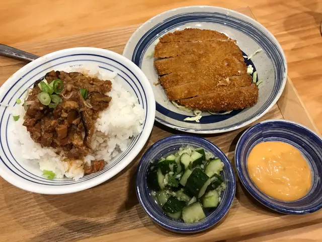 酥炸排骨滷肉飯