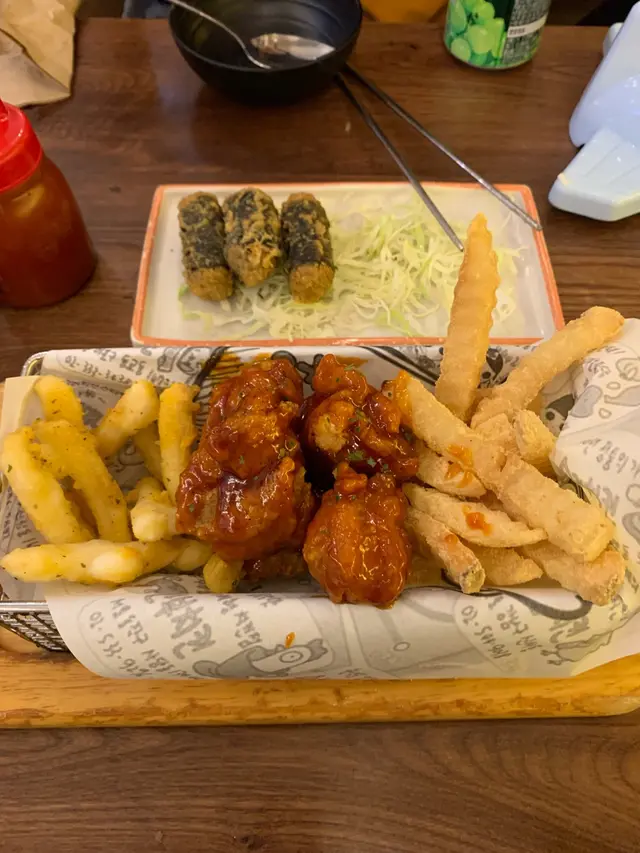 薯條滿佈芝士粉 勁正 炸雞辣得好味