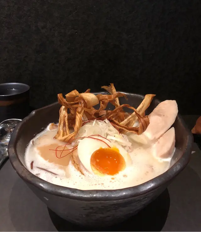 炸牛蒡 、慢煮雞胸 、叉燒、糖心蛋襯托將整個拉麵昇華