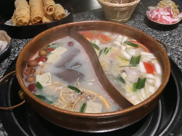酸菜白肉鍋拼養生鍋