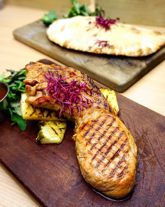 燒焗本地黑毛豬安鞍架及扒菠蘿配燒汁12oz