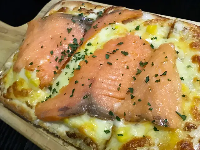 日式蛋黃醬粟米煙三文魚薄餅