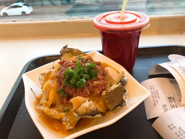 咖哩雞鹹牛肉焗薯+紅菜頭甘筍汁