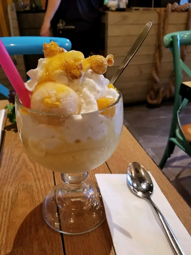 有芒果糯米磁,焦糖脆爆谷,和粒粒芒果肉粒,好味,食到泰國芒果味道,非常滿足😊