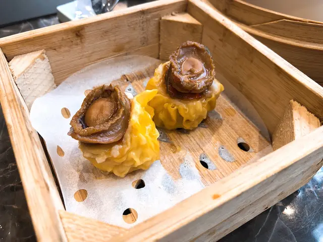 原隻鮑魚燒賣皇