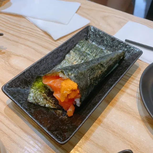 海膽三文魚手卷