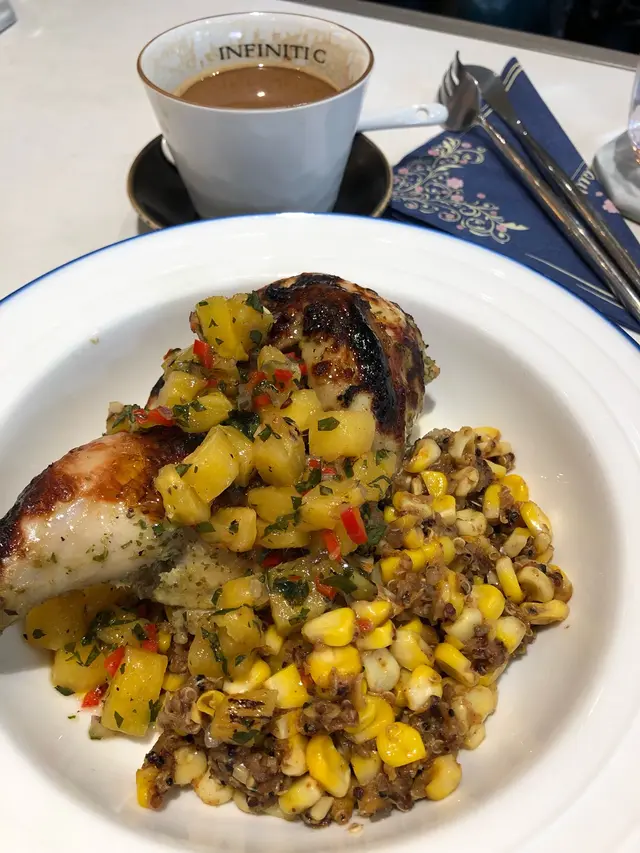 呢個係chicken  🍗with  corn  🌽  salad