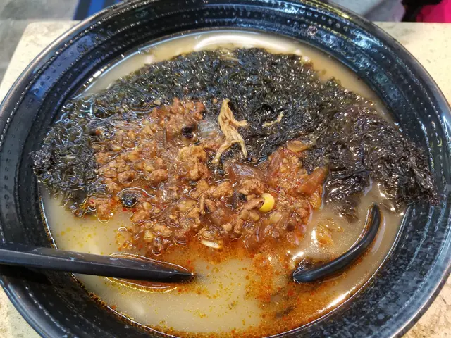 米線加腩汁紫菜.酸辣肉燥