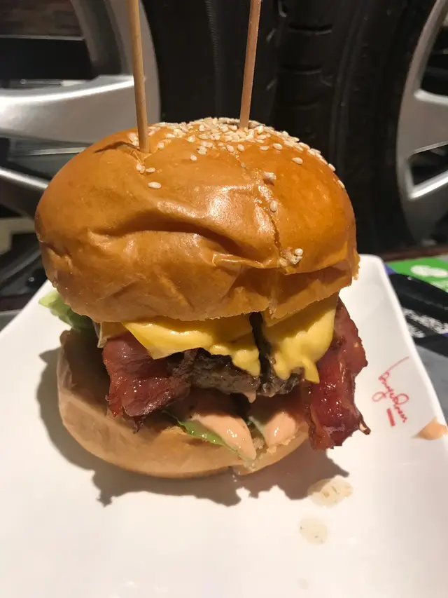 芝士煙肉牛肉漢堡