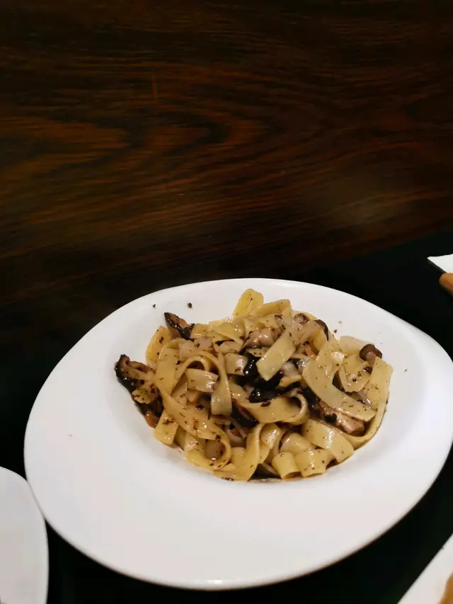 蒜香黑松露炒什菌闊條麵
