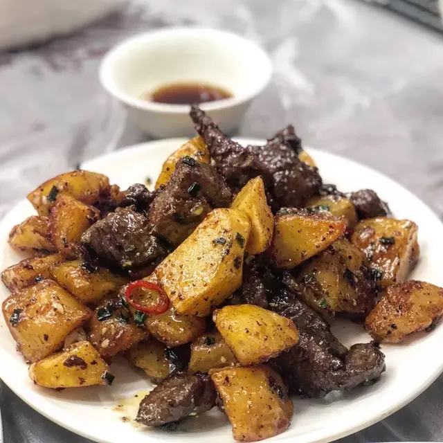 黑椒蜜糖薯仔牛柳粒