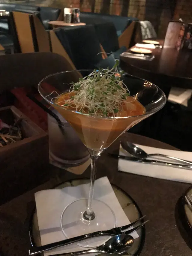 香辣海膽汁配三文魚子豉油漬及闊條墨魚