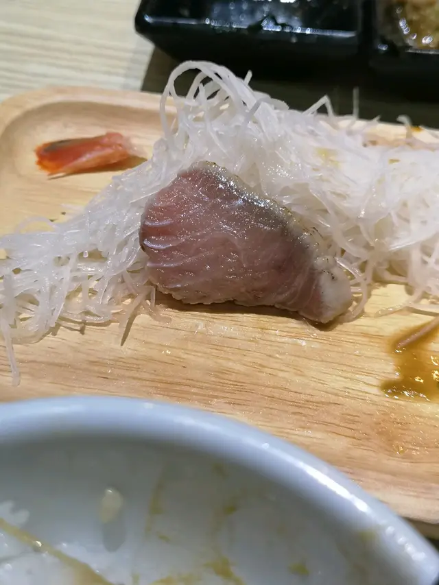 前面係粉紅色，呢個係背面