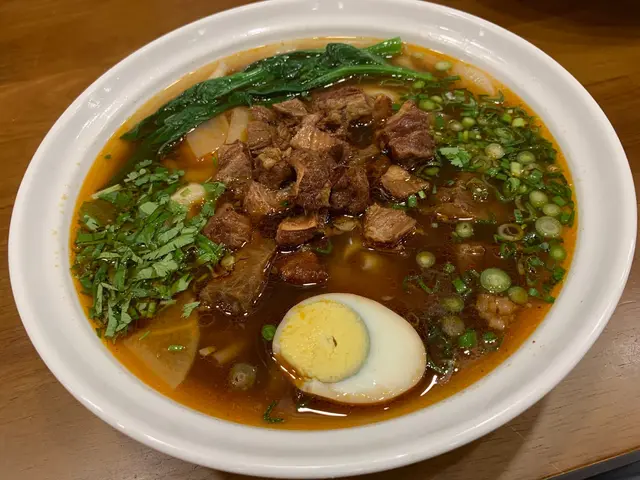 牛腱肉切粒，煮得軟腍入味，
入口麻香，但不算很辣，
配上薄又寬身嘅薄寬麵，都幾掛湯，不錯！