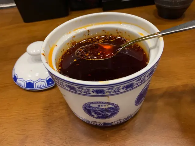 小編推薦一定要試蘭州特色嘅油泡辣椒油！🌶
入口先香到辣，蒜香花椒味濃郁，
和麵和羊肉一起吃，一流！☺️