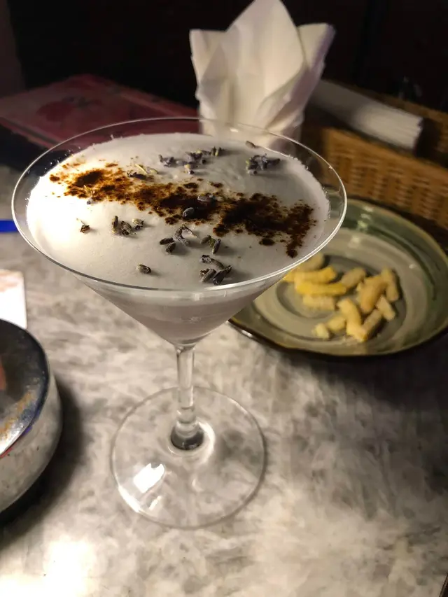 面層嘅蛋白令到雞尾酒入口幼滑，
帶有柑桔果香和花香味，
好啱優雅嘅女士飲～💃🏻