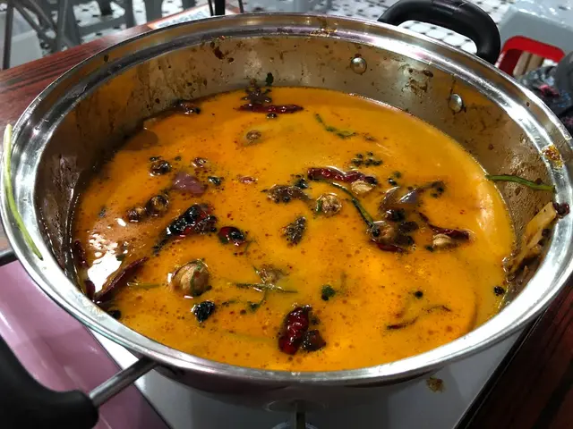 食完雞煲之後，
就可以選擇不同湯底打邊爐啦！