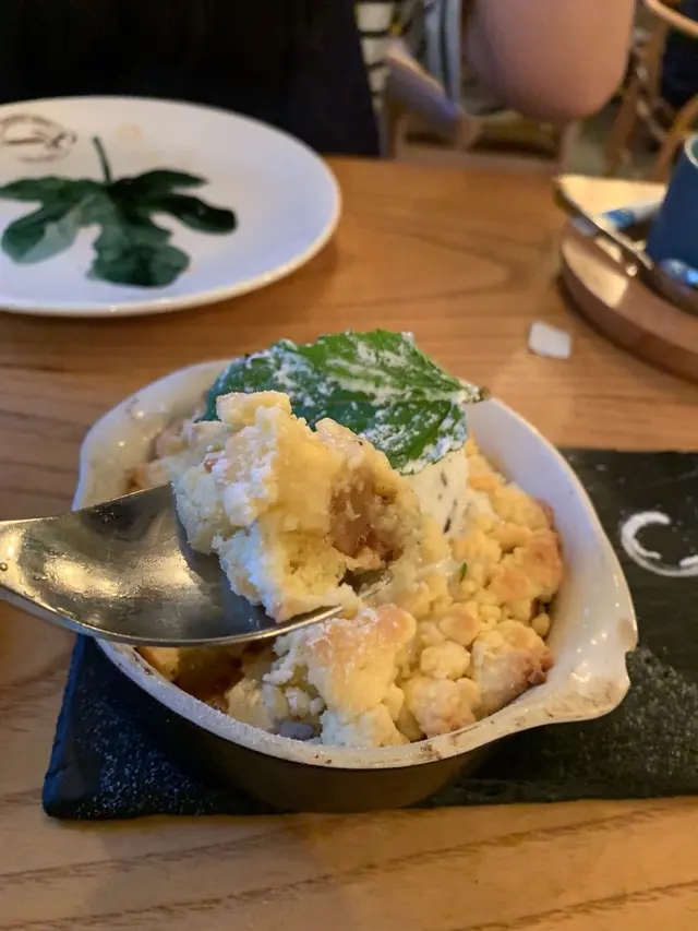 焗肉桂蘋果脆脆配意大利雪糕