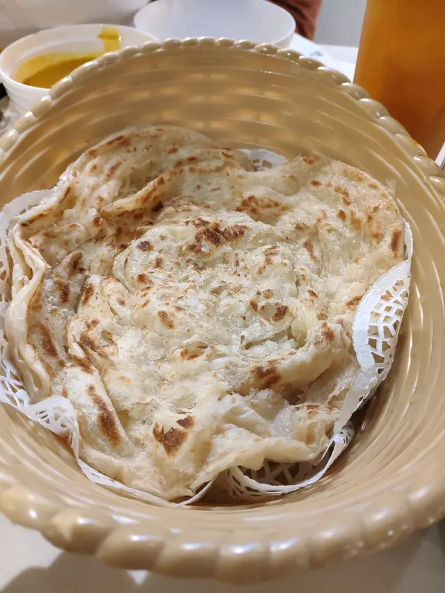 普普通通的一塊手抓餅 但點咖哩汁好好食， 略韌