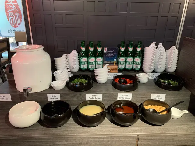 老鍋同其他火鍋店一樣都會有醬料調味區, 我當然要加D蔥蒜同指天椒