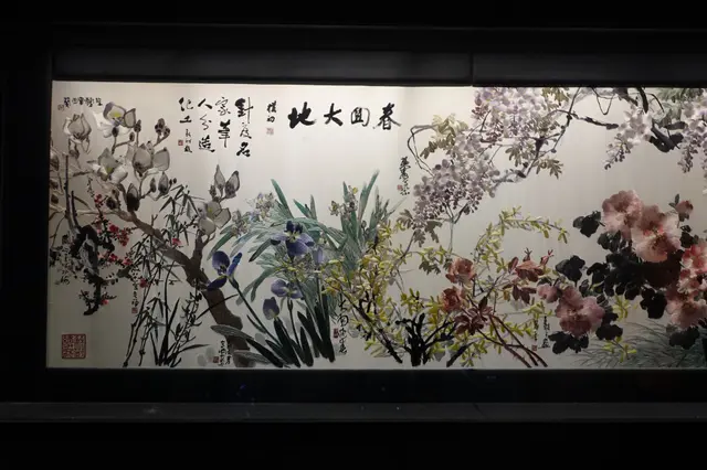 踏進 <北京樓>,即時見到「春回大地」刺綉掛畫, 百花爭研的刺綉細緻清晰!