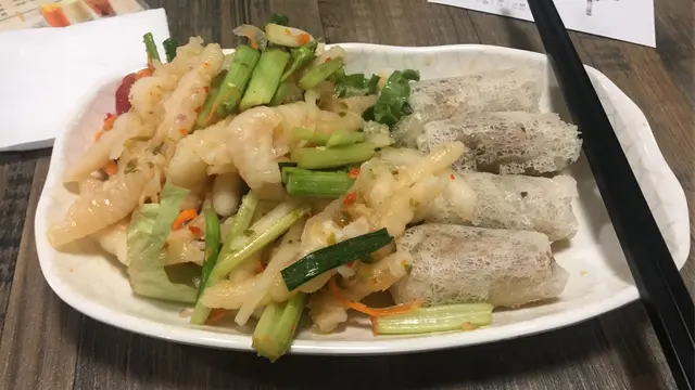 春卷配泰式鳳爪