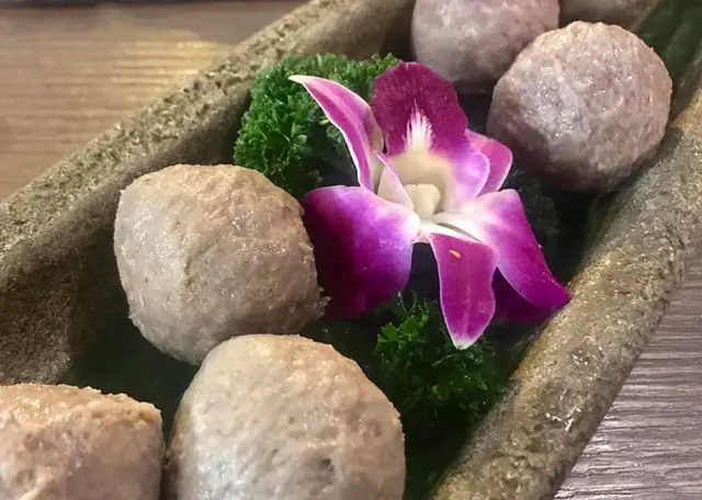 法式龍蝦湯爆漿牛丸,黑松露菌醬爆漿牛丸