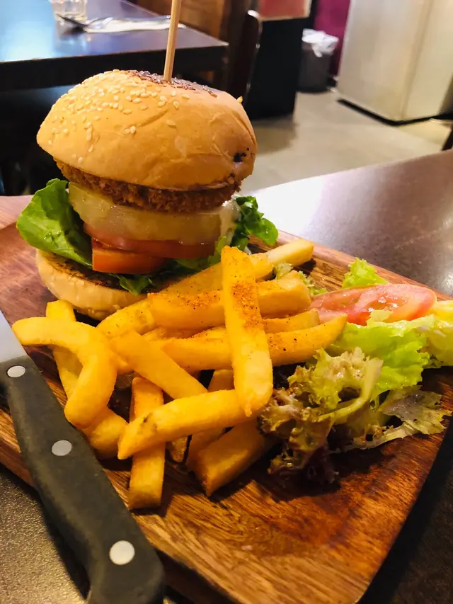 夏威夷風味素漢堡配薯角 