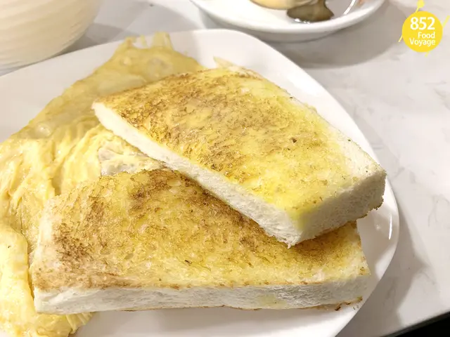 雪菜肉絲米配火腿奄列油多