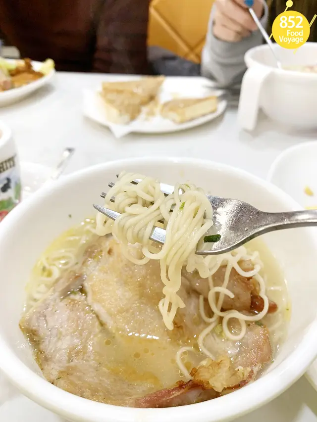 豬扒福字麵配火腿奄列菠蘿油