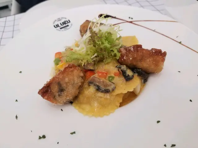 黃金蛋韓式年糕配中式及意式雲吞