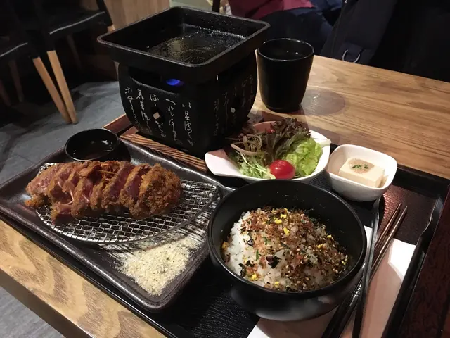 份量極少！飯素少！飯少！吉列和牛量少仲要好難食！完全冇雪花，柴到⋯⋯