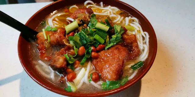 豬扒酸辣米線