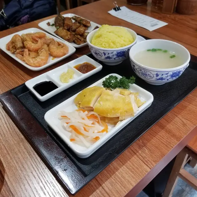 豉油皇茄子($48)，海南雞飯($38)，黃金大蝦($88)