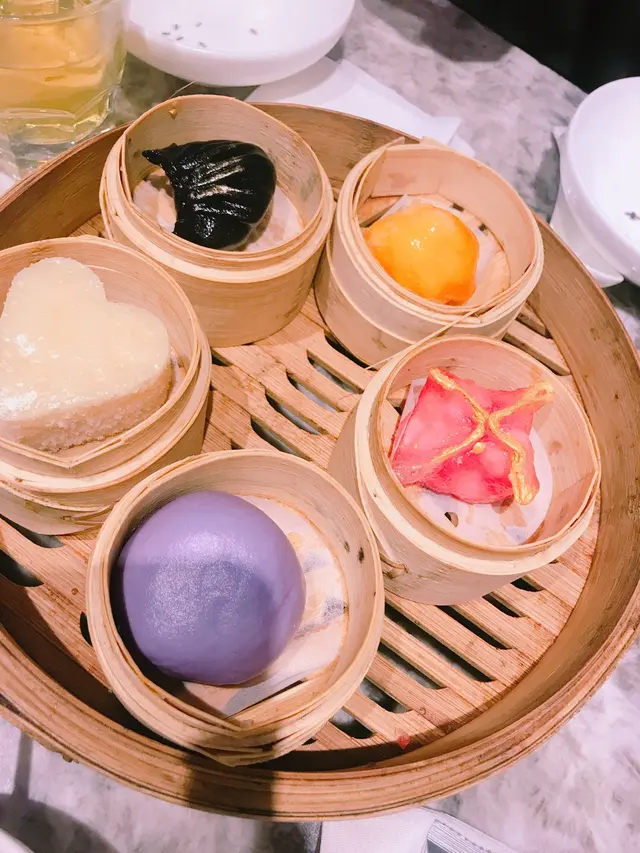 墨魚汁餃，芋蓉流沙，柚子蝦餃，奶香糕，紅菜頭餃