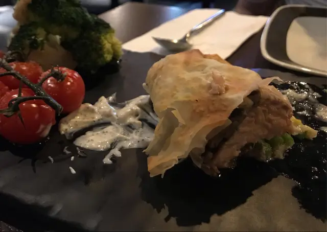 紙酥皮野菌三文魚卷