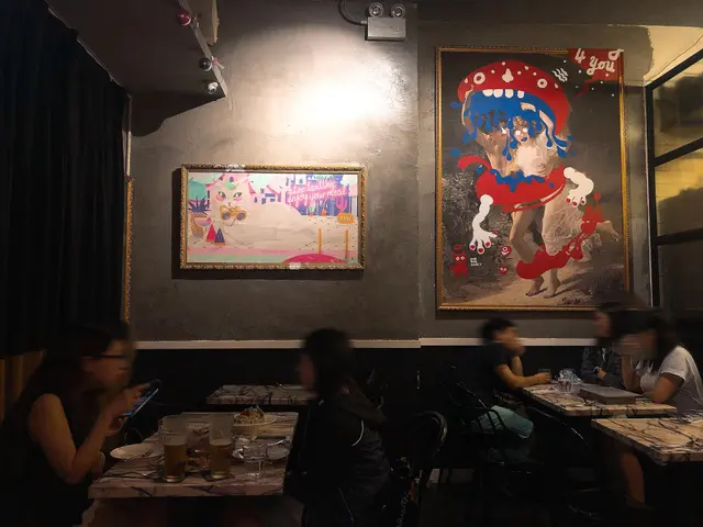 牆壁上掛了畫作, 增添藝術氣息