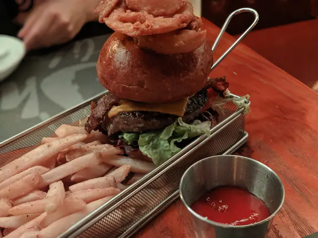 特級安格斯漢堡配脆炸薯條