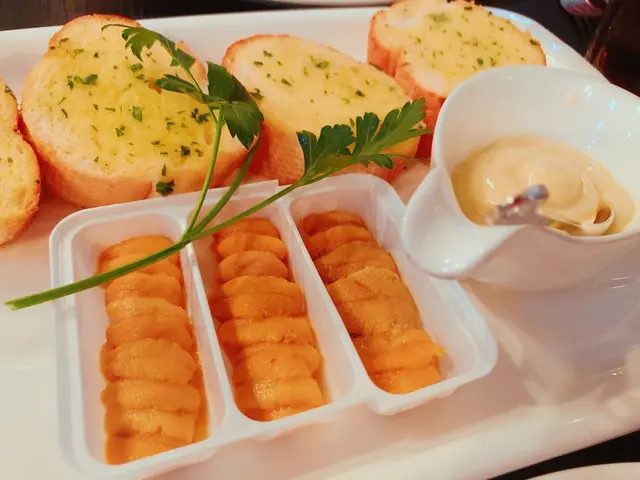 惡夢開始,完全幻想吾到,一間餐廳會連個白色膠盒出海膽,我不如直接係citysuper買上來吧。