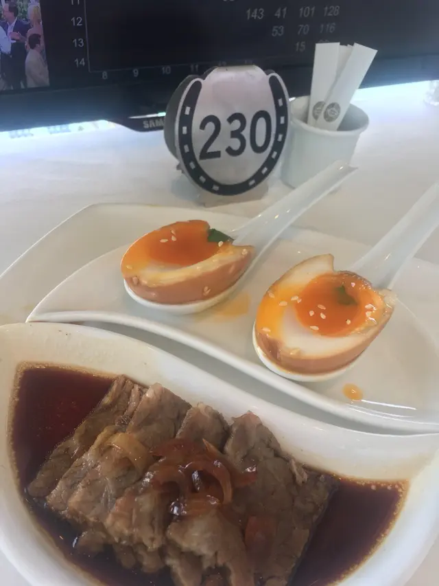 蔥油牛腩片拼茶燻蛋