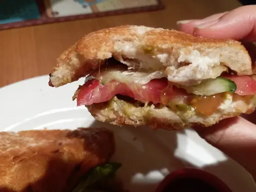 牛油果醬烤雞意式三文治