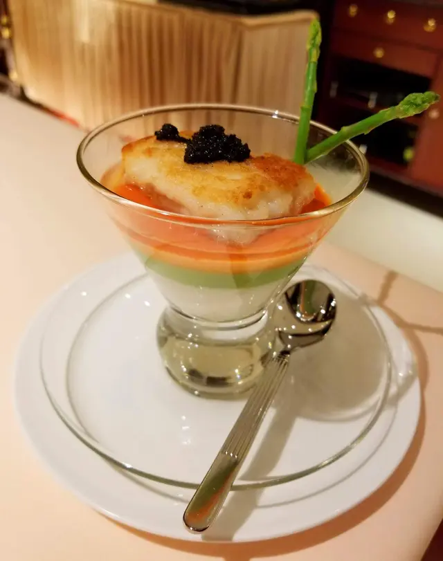 雪嶺紅梅映松露