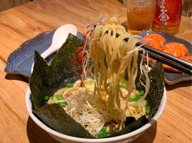 鯖魚湯香菇野菜海蝦拉麵