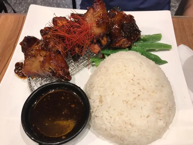 脆爆豬手配黑椒汁+白飯